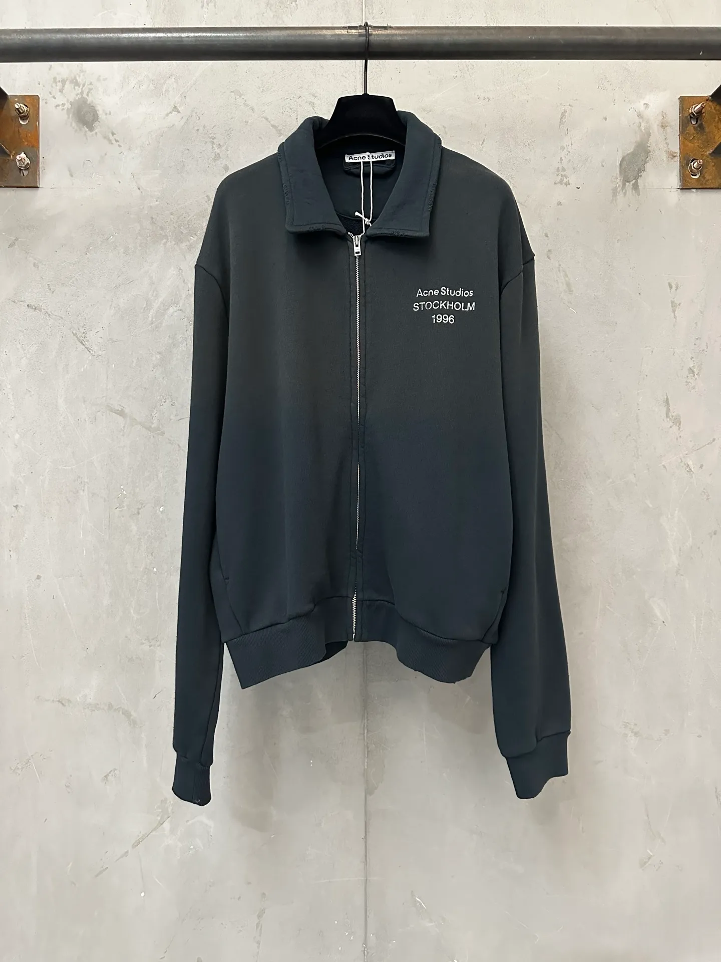 Acne Studios 26FW lapel zipper sweatshirt jacket. Fabric: Made of washed distressed terry cotton, ready-to-wear dyeing process, with Retro distressed and faded texture, and the edges of the collar are frayed and raw. Details: White embroidered text "Acne Studios STOCKHOLM" on the left chest; metal zipper (the original uses Lampo zipper); ribbed hem and cuffs, short length, optimized body proportions. The picture shows the carbon black/dark charcoal gray distressed color custom hardware, threads, accessories, plate alignment, men and women, Same Style Color: Dark Charcoal Gray, Light Green Size: XS S M L